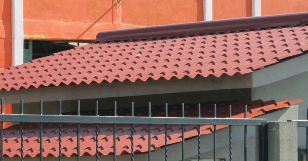 Lámina Galvateja instalada en techo residencial