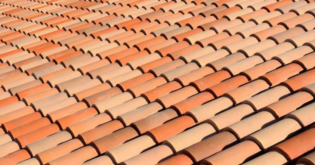 Patrones de techo con tejas tradicionales rojizas