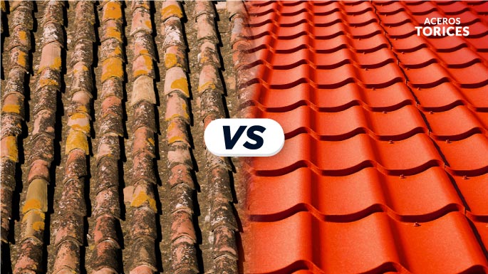 Techo de teja tradicional viejo, manchado y con musgo comparado con techo de lámina Galvateja nuevo y reluciente