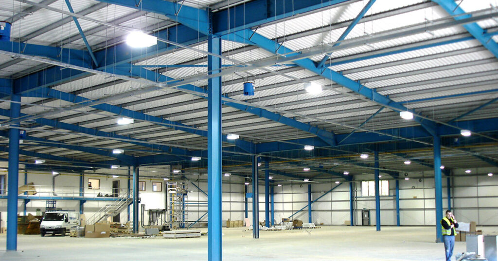 Toma del interior de una bodega construida con techo de lámina pvc