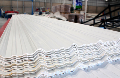 Láminas de pvc apiladas dentro de una bodega