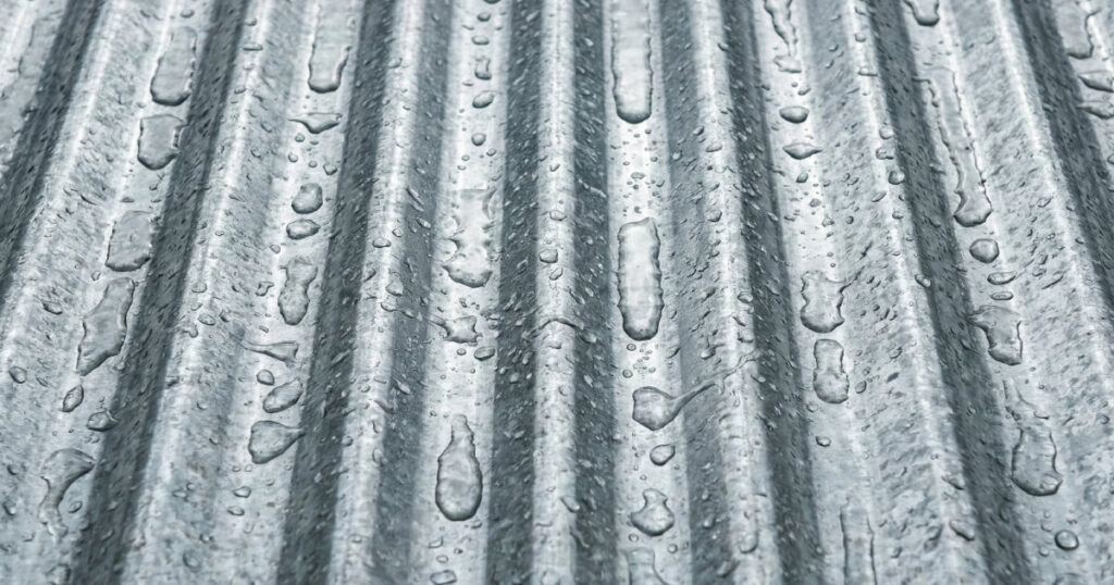 Detalle de cubierta de lámina de acero bajo la lluvia 