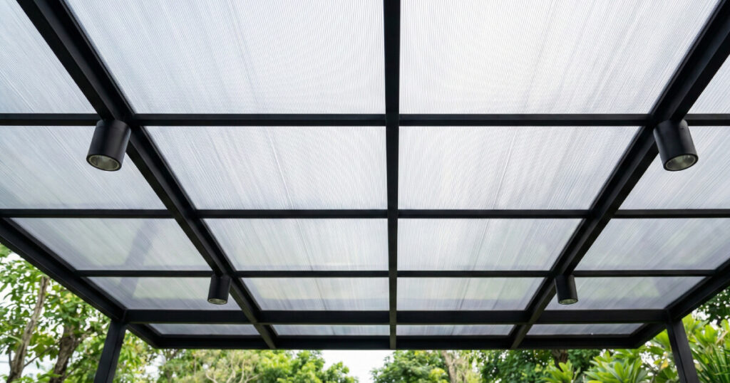 Cubierta ligera de perfiles de acero y lámina de policarbonato celular