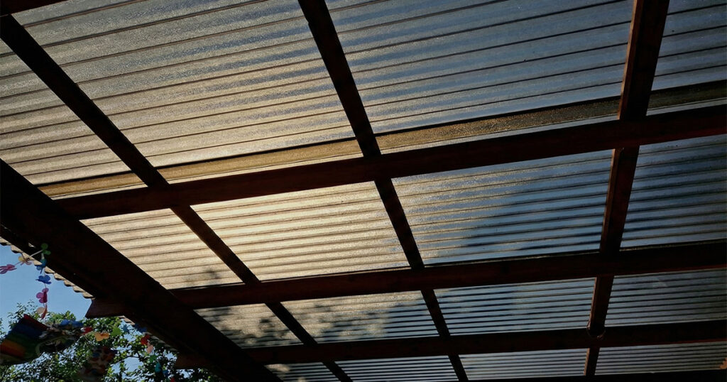 Detalle de terraza de acero y cubierta de lámina traslúcida