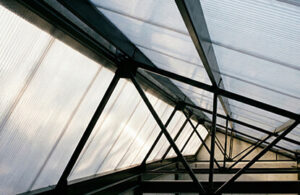 Estructura de acero con lámina traslúcida de policarbonato celular instalada