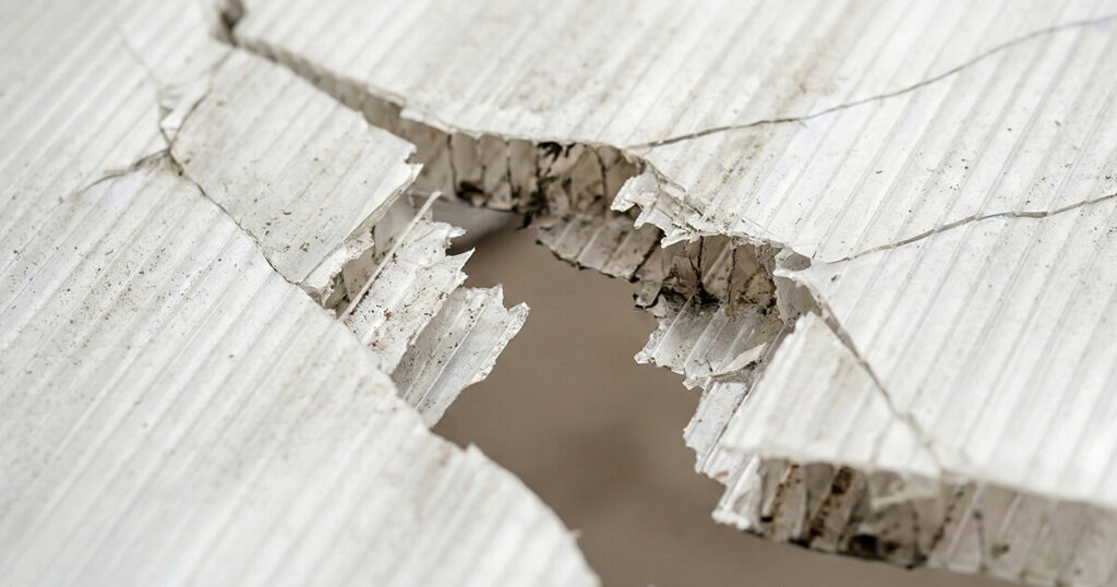 Lámina traslúcida de policarbonato celular rota en instalación