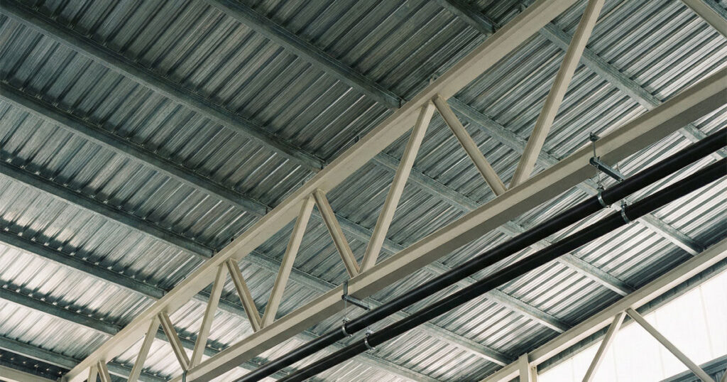 Láminas de acero en instalación industrial