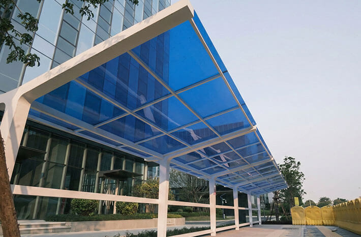 Marquesina moderna de lámina de policarbonato sólido azul en edificio