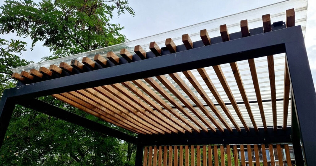 Pérgola moderna de lámina traslúcida en patio residencial