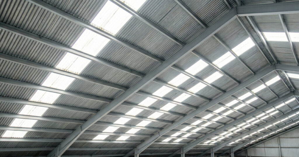 Techo industrial de acero, lámina traslúcida y PVC