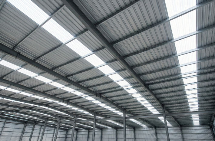 Techo industrial construido con láminas de acero y acrílica