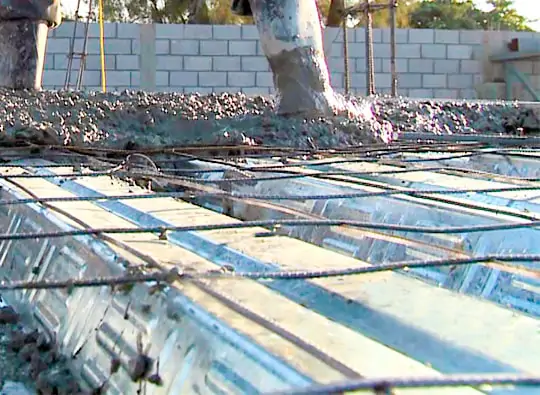 Trabajador De La Construccion De Pie Sobre Una Lamina Losacero Durante Su Instalacion