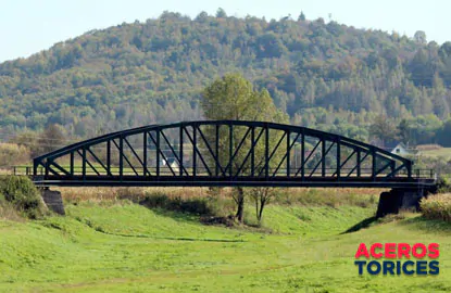 Un pequeño puente de vigas de acero