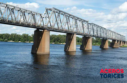 Puente de vigas isostático atravesando un río