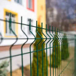 Reja de acero instalada al frente de una casa