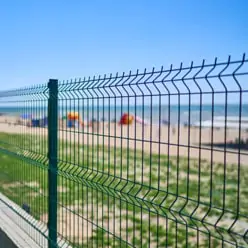 Reja de acero utilizada para delimitar el acceso a una playa