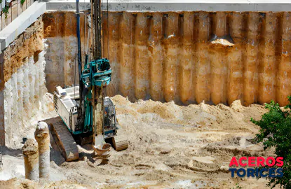 Excavación de la tierra para la instalación de pilotes